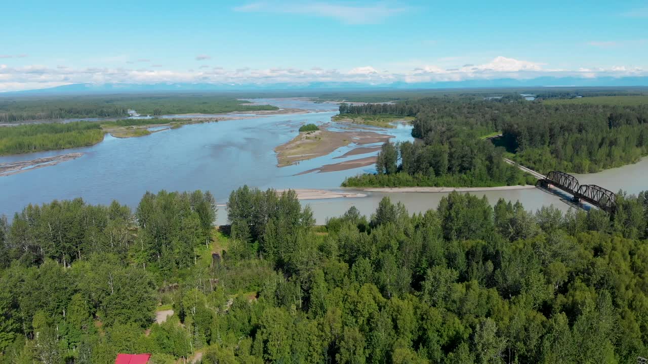 video de dron de 4k del caballete del tren de ferrocarril de alaska con mt