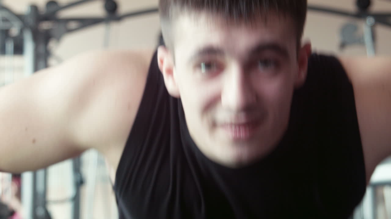 체육관 에서 푸시업 을 하는 남자