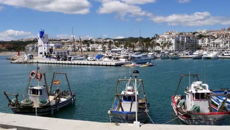 Tiro-Cerrado-Estático---Barcos-De-Pesca-Tradicionales-Españoles-En-El-Puerto-De-La-Duquesa-En-España