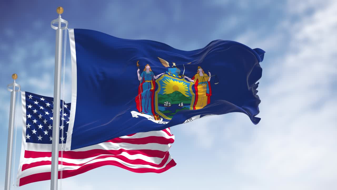뉴욕 주 국기가 미국 국기와 함께 흔들리고 있다.