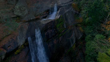 Drone-Volando-Sobre-Una-Enorme-Cascada-En-Las-Montañas-De-Colores-Otoñales-Por-La-Tarde