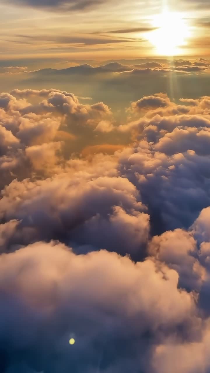 Veduta aerea video di nuvole soffici al tramonto, che cattura un'atmosfera serena e sognante