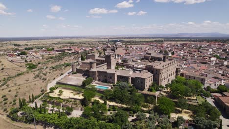 Aérea:-Castillo-De-Oropesa,-Una-Fortaleza-Medieval-En-La-Provincia-Española-De-Toledo