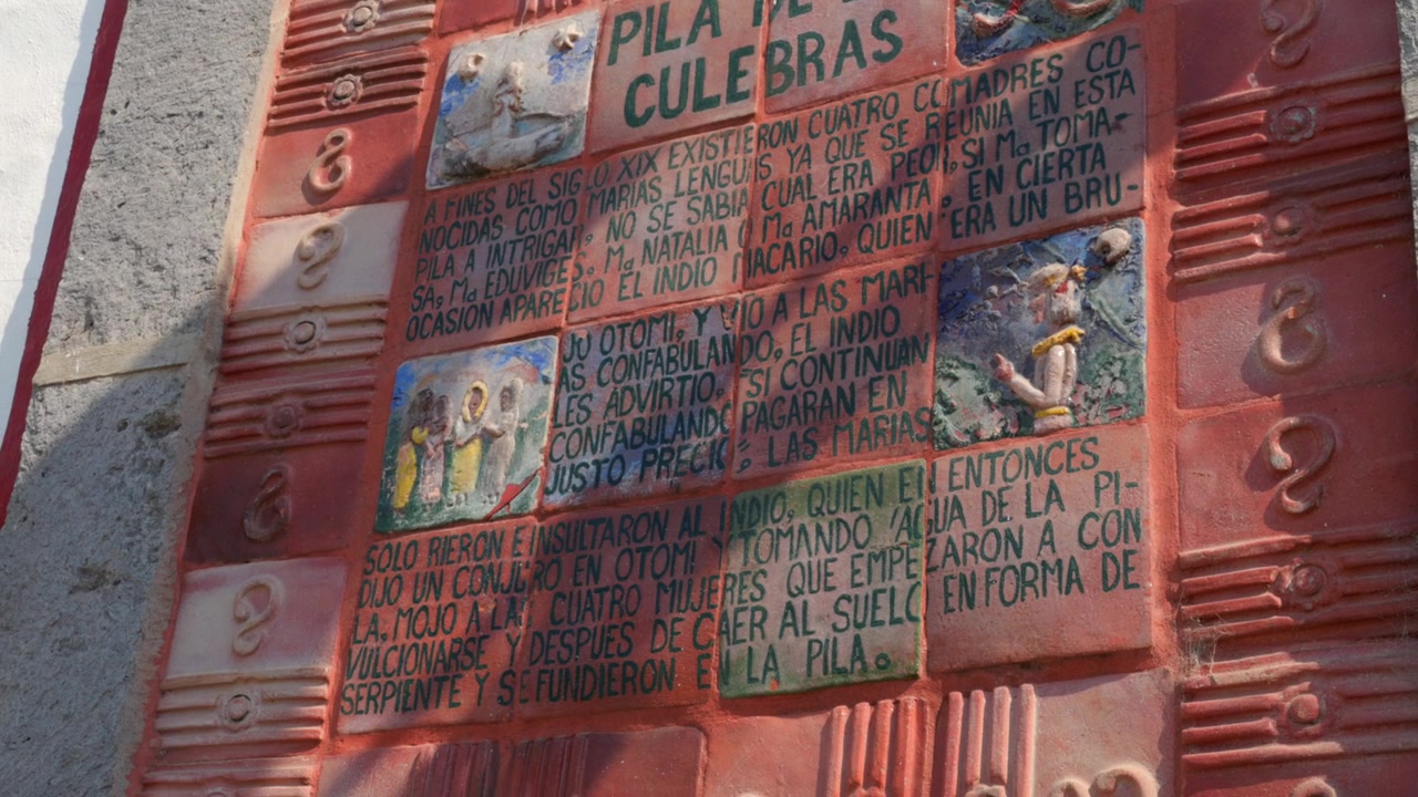 Placa de Azulejos de Cerâmica 'Pila de las Culebras' Retratando o Folclore Local no Centro Histórico de Tapalpa Pueblo Mágico, Jalisco, México. Tomada de Inclinação Para Baixo de um Marco Cultural.