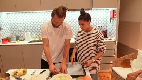 pareja cocinando juntos en la cocina