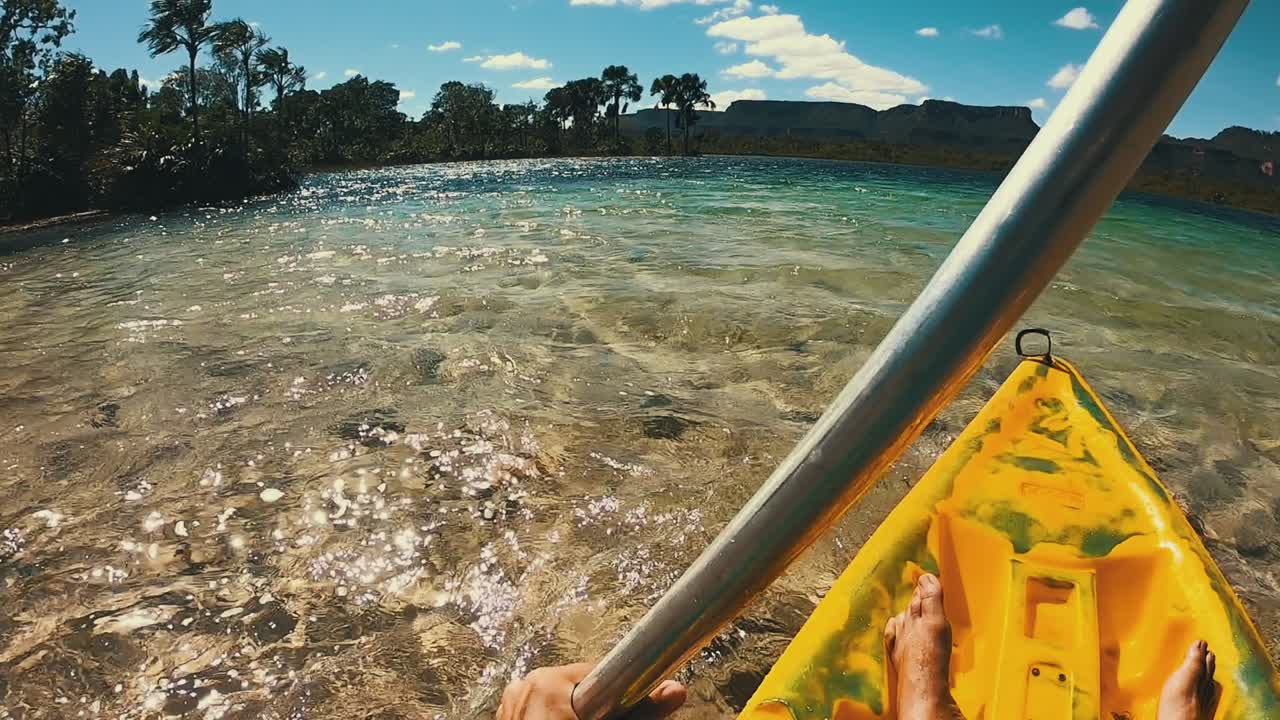 barco de pescador en el río en "serras gerais" en el estado de tocantins en brasil