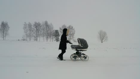 Madre-Con-Cochecito-De-Bebé-A-Pie-Durante-El-Invierno-Severo-Con-Nevadas