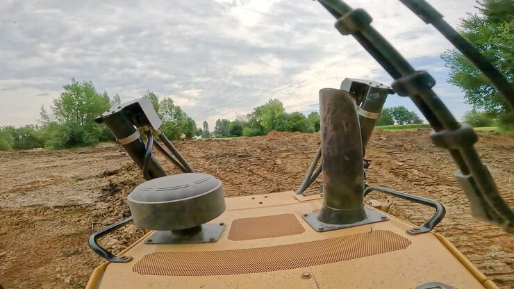 POV mentre si opera un potente bulldozer per spostare la terra in un cantiere di sviluppo.
