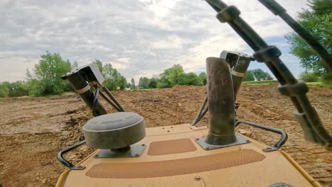 Pov-Beim-Bedienen-Eines-Hochleistungs-Bulldozers,-Um-Erde-Auf-Einem-Landentwicklungsgelände-Zu-Bewegen