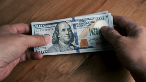 manos masculinas contando billetes de dólar. ingresos y concepto de negocio.