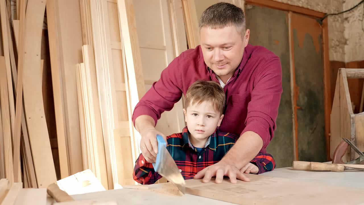 padre e hijo aprendiendo carpintería juntos
