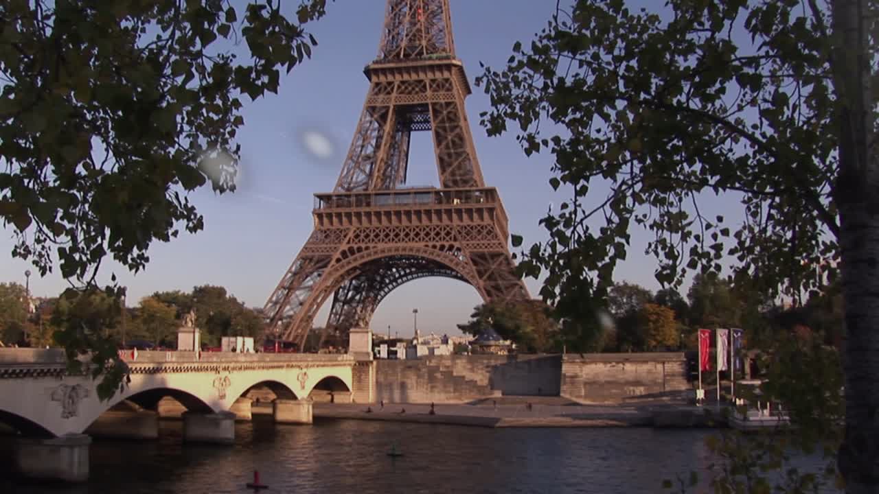 Animazione di elaborazione dati statistici sullo sfondo della Torre Eiffel