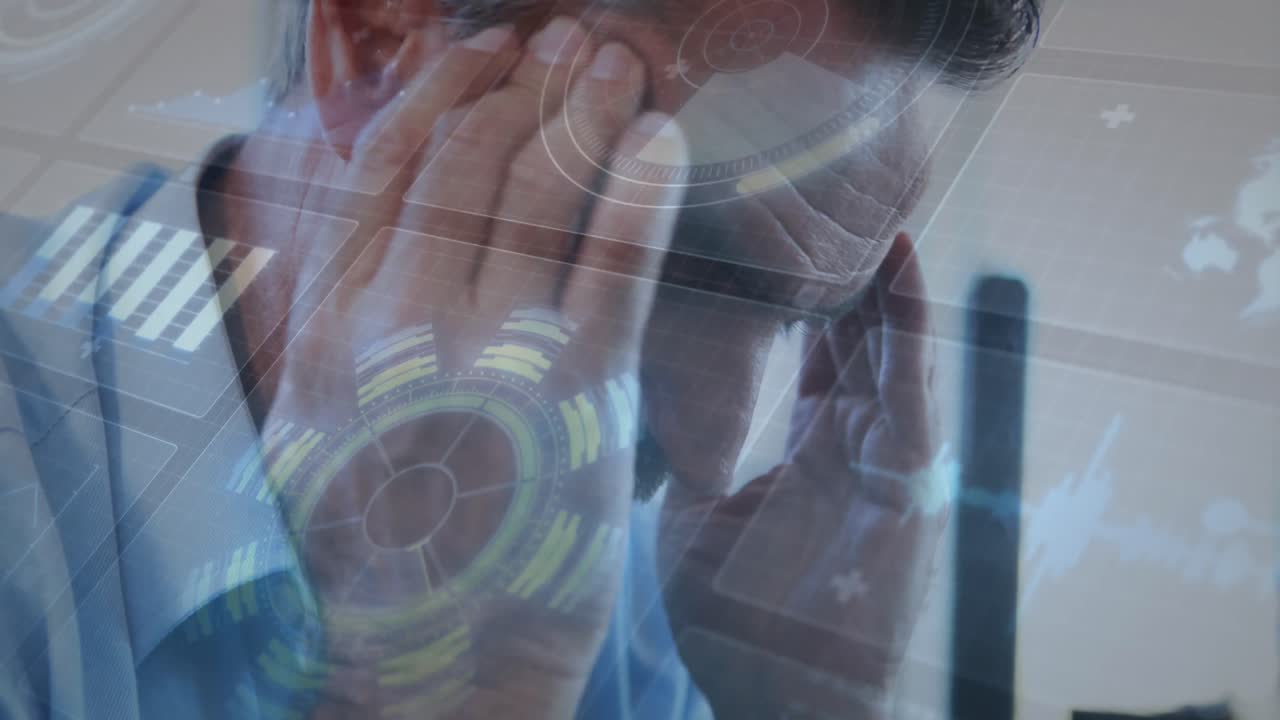 사무실에서 백인 고위 직원의 클로즈업에 대항하여 데이터 처리 인터페이스의 애니메이션