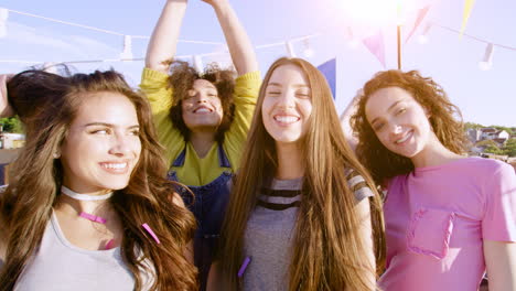 amigas celebrando en un día soleado