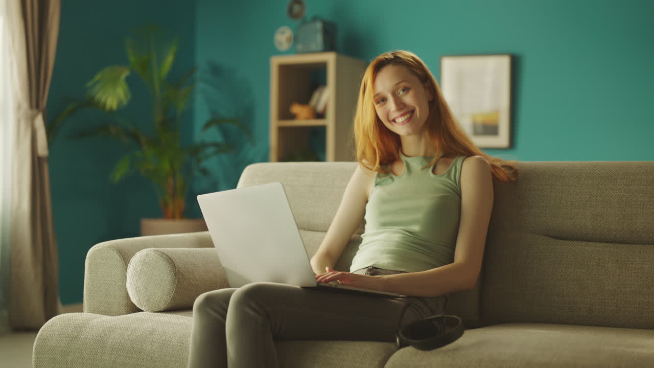 mujer sonriente trabajando en una laptop