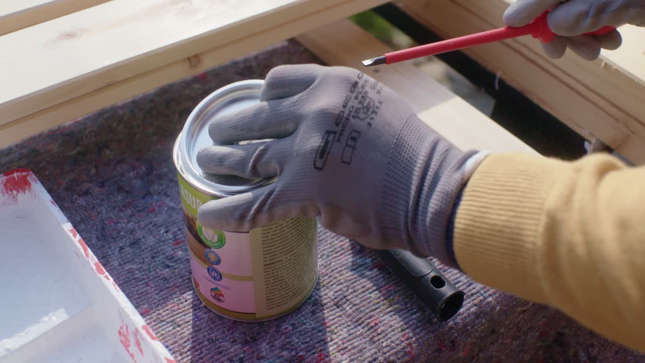 장인이 드라이버로 내부 유약을 엽니다