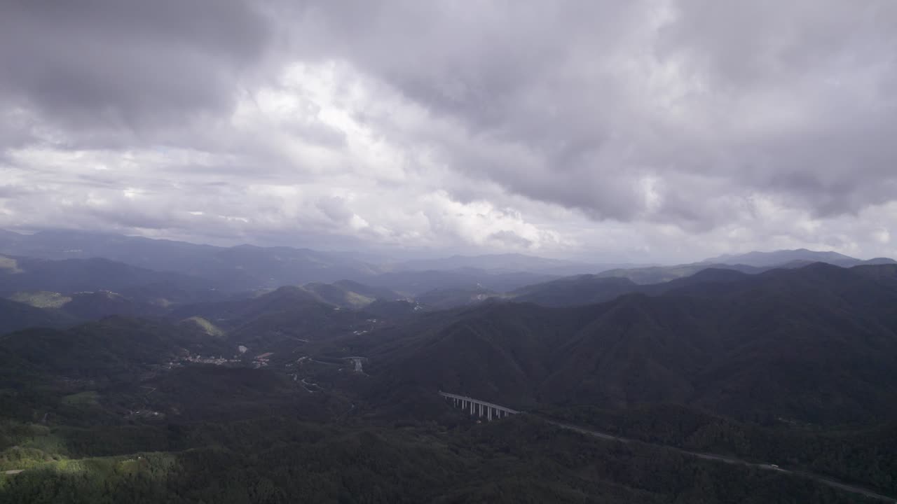 fascinante toma de video volando sobre el área del paso de bracco en italia entre las altas nubes