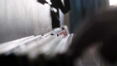 mirando a través de discos de vinilo