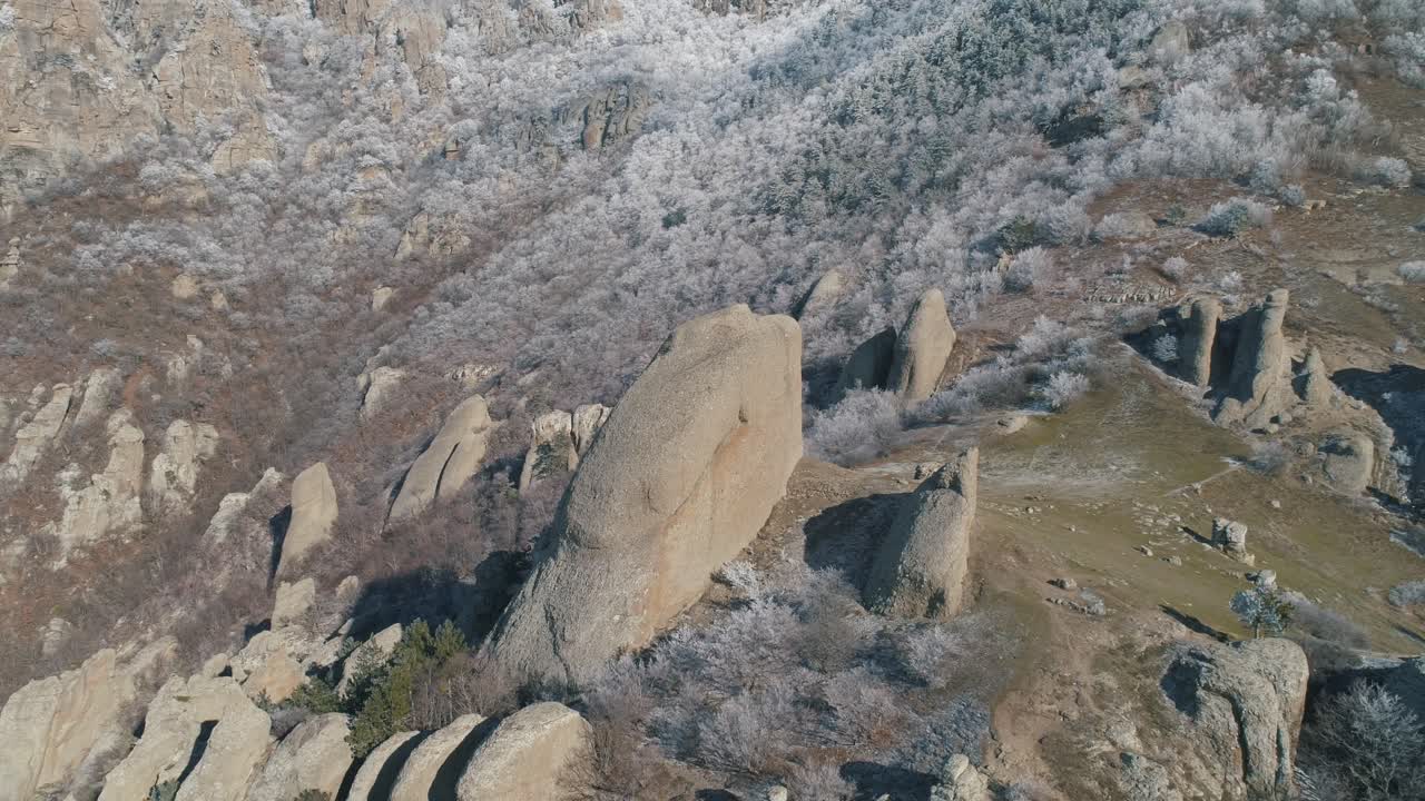 얼어붙은 바위와 나무가 있는 겨울의 산악 풍경
