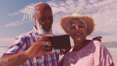 animación de alegría sobre una feliz pareja de ancianos diversos tomando selfies en la playa.