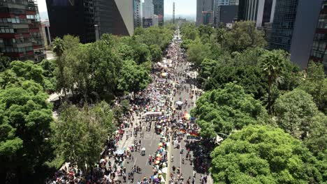 tomada de avión no tripulado de los participantes en el desfile del orgullo 2023 en el paseo de la reforma en la ciudad de méxico