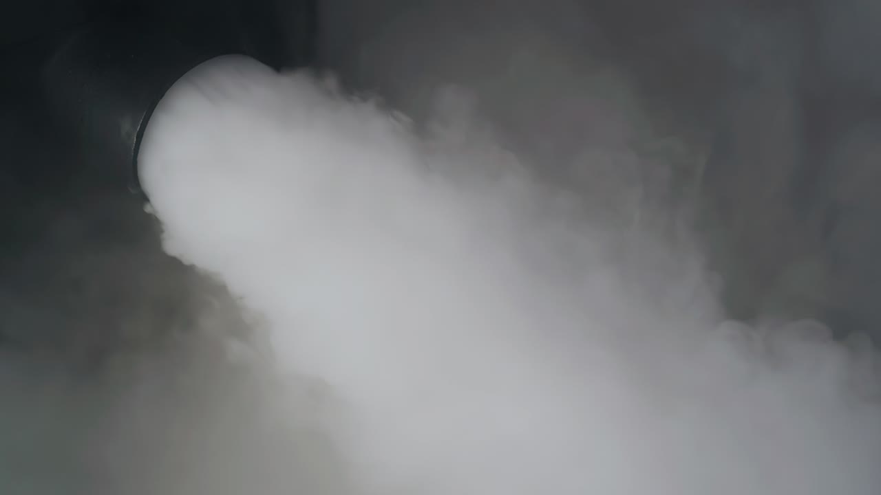 이벤트의 무대에서 차의 연기에서, 두꺼운 연기가 방을 가득 채우고 있습니다. 근접 촬영