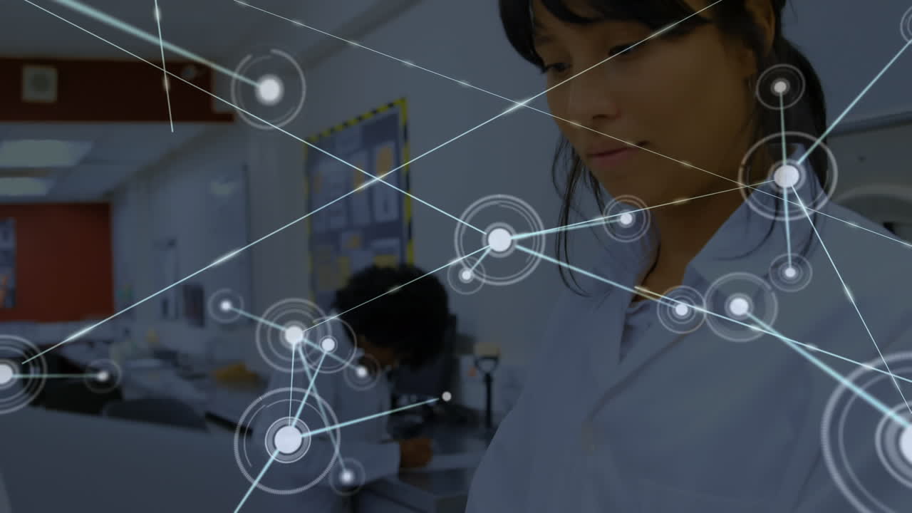 red de conexiones contra una trabajadora de la salud que usa computadora portátil en el laboratorio