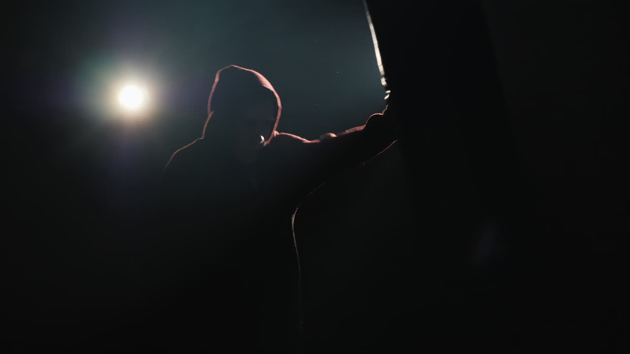 joven luchador entrena en un centro de atención