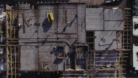 Overview-of-workers-working-on-a-construction-site-in-the-winter