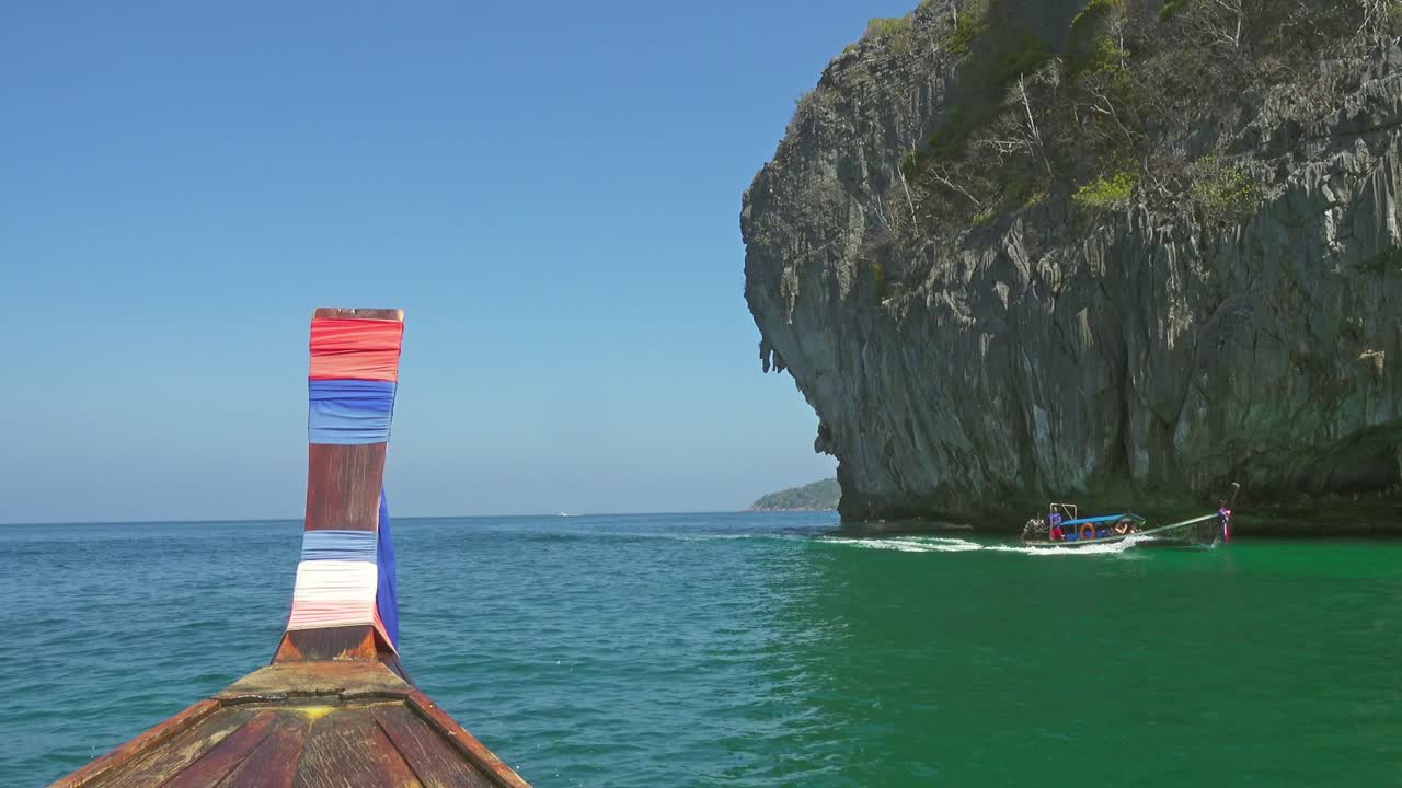 피피돈 섬의 바위에서 보트에서 볼 수 있는 풍경