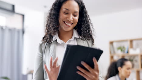 negocios, sonrisa y mujer con una tableta
