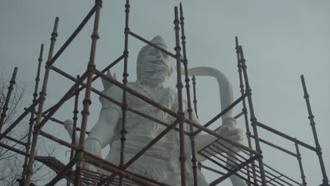 una escultura india en un templo en construcción