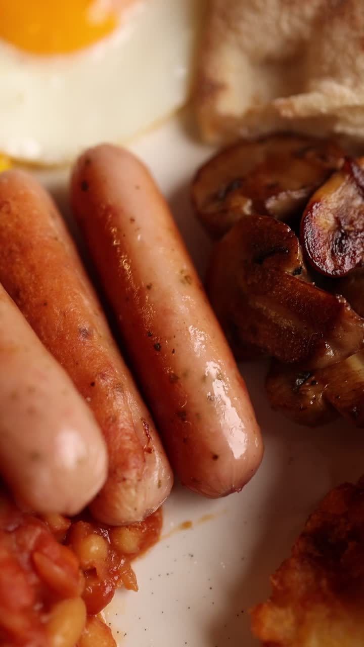 Colazione con salsiccia, funghi e uova