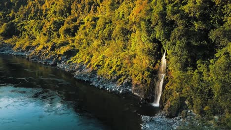 Vista-Aérea-Desde-Arriba-Hacia-Abajo-Del-Desfiladero-Del-Río-Buller-En-Nueva-Zelanda---Tiro-De-Ojo-De-Pájaro-Constante