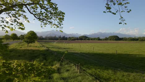 pastos y potreros con hermosos paisajes de montaña en el fondo