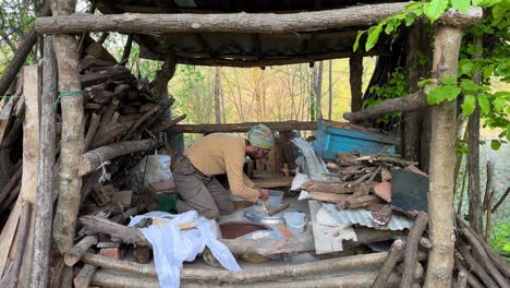 Un-Hombre-Está-Preparando-El-Horno-Para-Hacer-Pan-Tradicional-En-Horno-De-Barro-Molido-En-La-Aldea-Forestal-Zona-Rural-De-Montaña-Medio-Oriente-Asiático