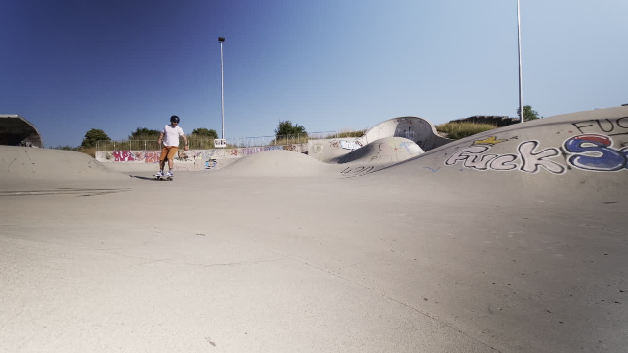 활발한 노화: 독일 스케이트 파크에서 서프 스케이트를 정복하는  ⁇ 은 백인 남성