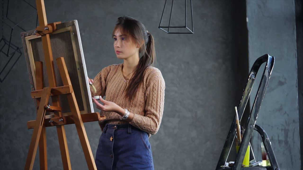 미술 스튜디오에서 그림 그리는 여자