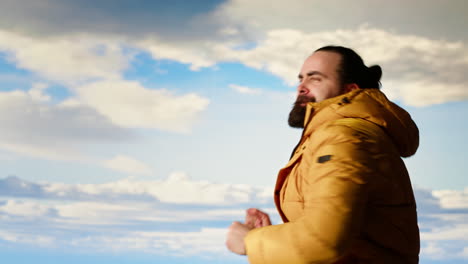 un excursionista alegre triunfante en la cima de la montaña bailando y aplaudiendo