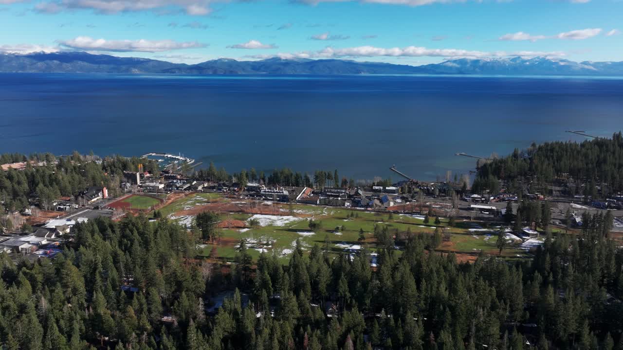drone lejano disparó sobrevuelo que muestra todo el área del centro de la ciudad de tahoe