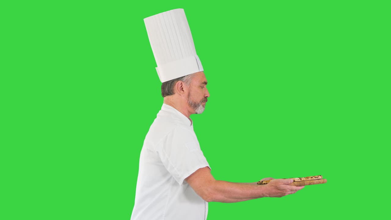 Chef che cammina velocemente con una pizza su Green Screen, Chroma Key