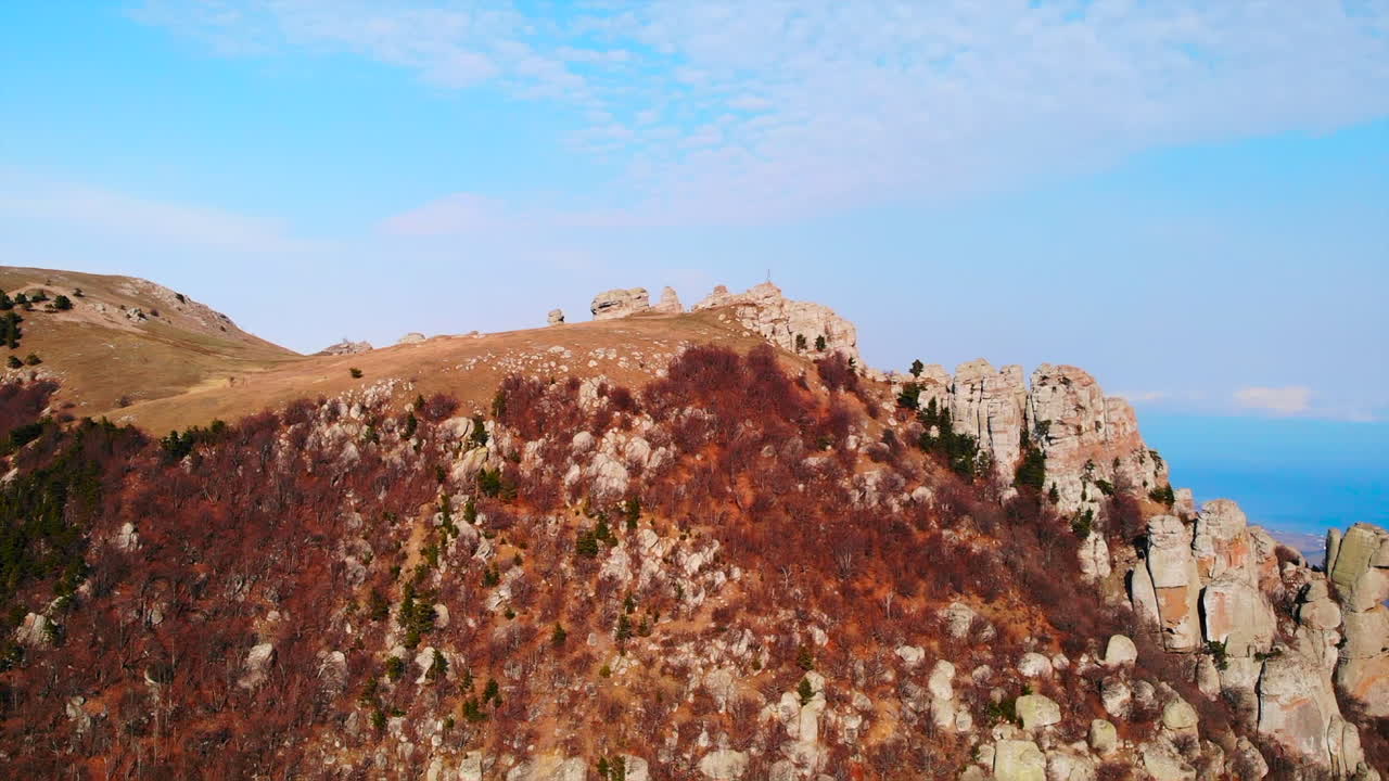 독특한 바위 형태를 가진 경치 좋은 산악 풍경