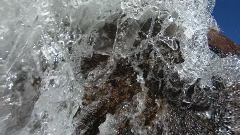 agua que brota y fluye en una caminata por el cañón de arizona