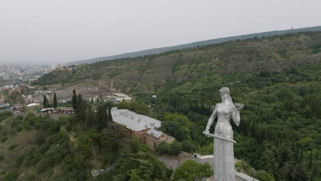 Toma-Aérea-De-Dolly-Out-Del-Monumento-A-La-Madre-De-Georgia-Durante-Un-Día-Sombrío