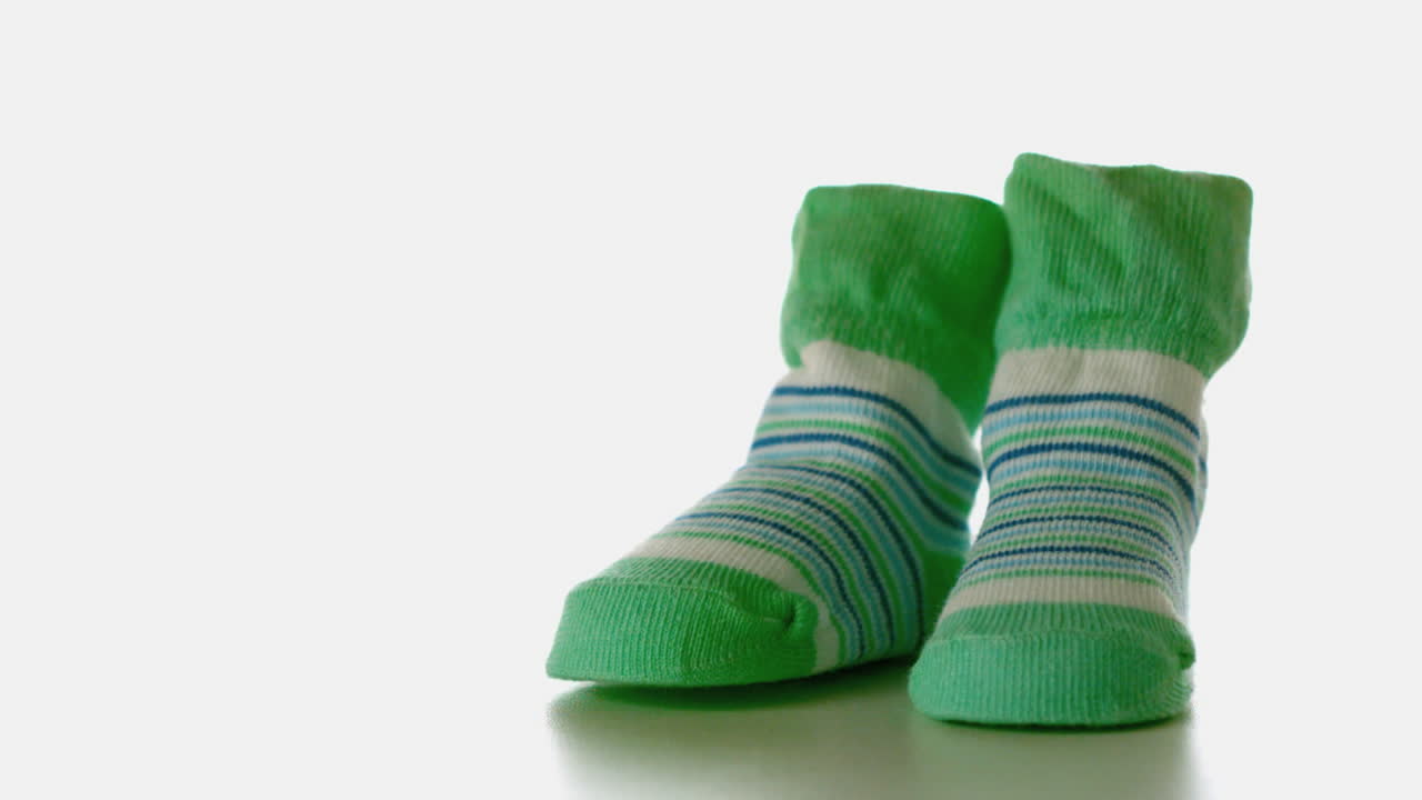 zapatillas verdes cayendo sobre una superficie blanca