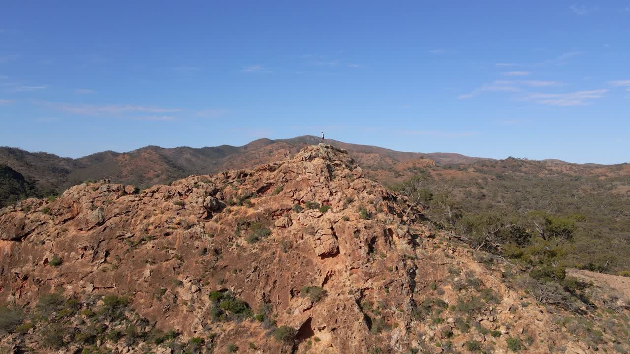excursionista en la formación rocosa superior, parque nacional de flinders ranges, concepto de libertad