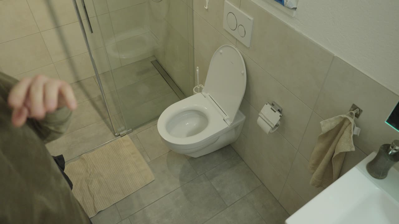 Scena realistica di un bagno con un WC e una persona che reagisce a un odore sgradevole, simboleggiando problemi di odore, questioni igieniche e situazioni domestiche quotidiane.