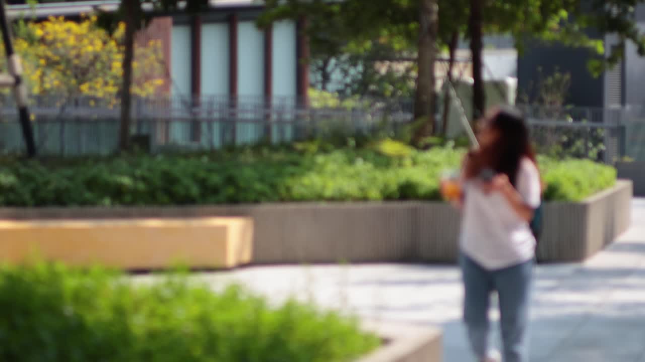 이 잘 내리는 도시 지역 에서 산책 하는 것