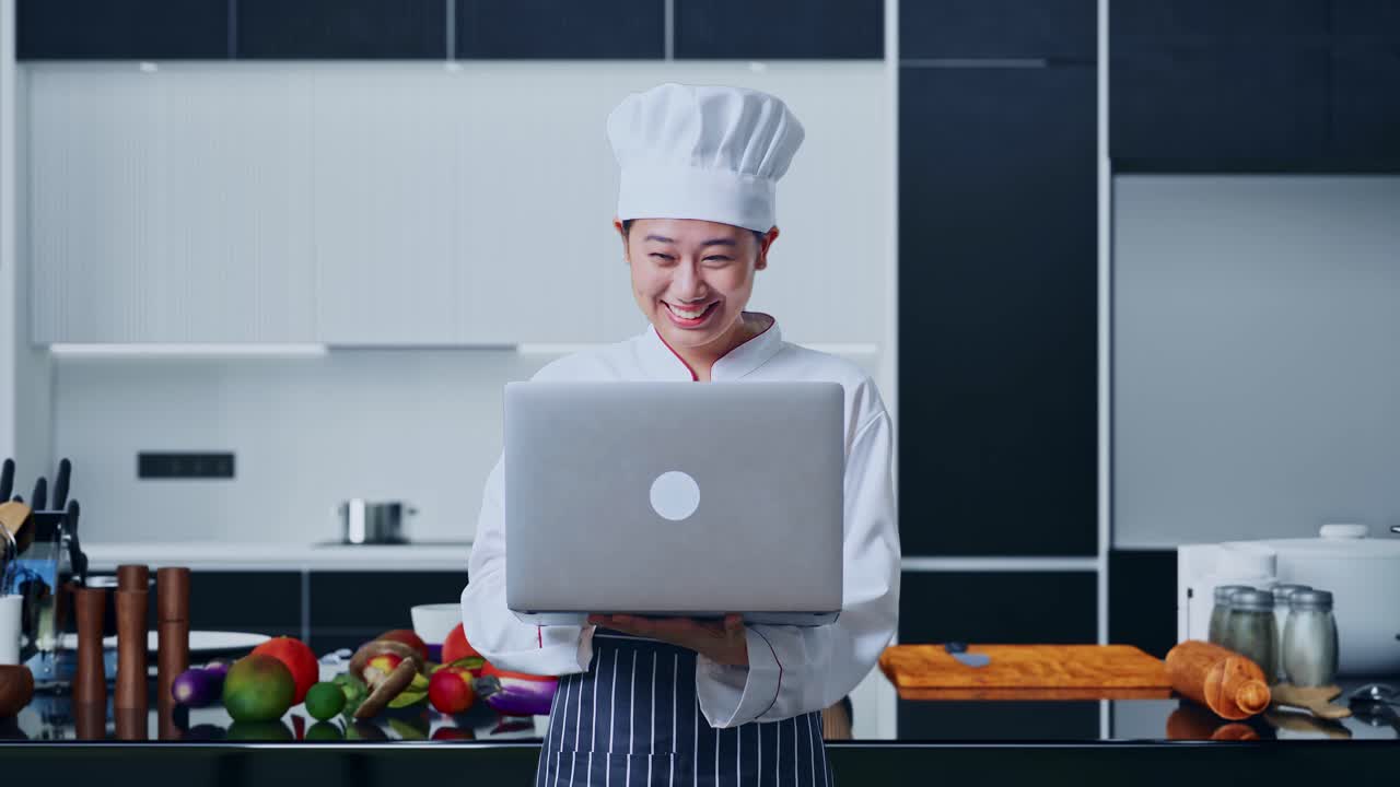 chef emocionado celebrando el éxito en línea