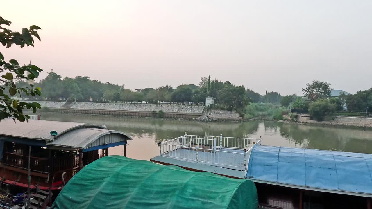 barco pasando por el río con flores